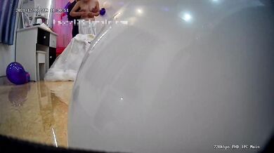 纱店老板暗藏摄像头偷拍前来拍婚纱照的新人换衣服,新郎还趁新娘子换婚纱的时候趁机摸她奶子