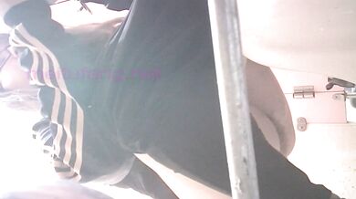 商场女厕全景偷拍多位美女嘘嘘❤️各种小嫩穴完美呈现 (13)